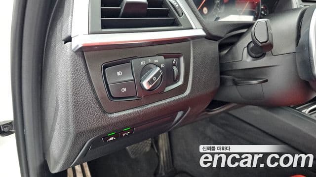 BMW 3 Series 2018 — фото 17 из 20