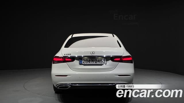 Mercedes-Benz E-Class 2022 — ფოტო 4/20