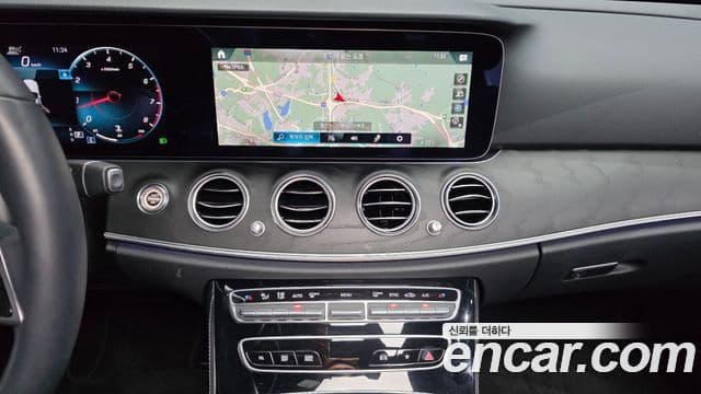Mercedes-Benz E-Class 2022 — ფოტო 13/20