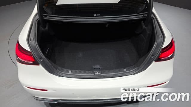 Mercedes-Benz E-Class 2022 — ფოტო 18/20