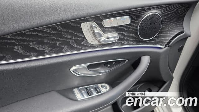 Mercedes-Benz E-Class 2022 — ფოტო 19/20