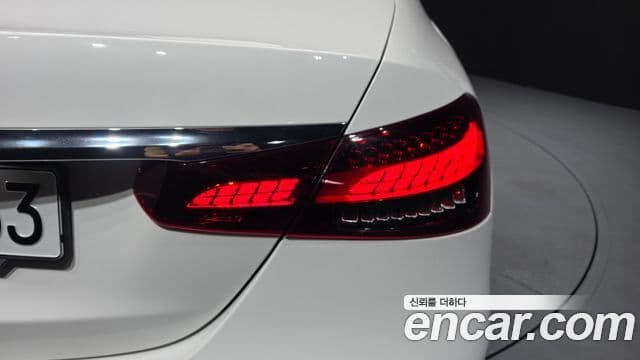 Mercedes-Benz E-Class 2022 — Photo 8/33