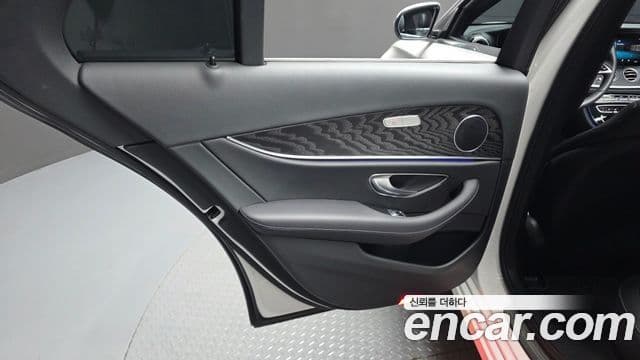 Mercedes-Benz E-Class 2022 — Photo 9/33