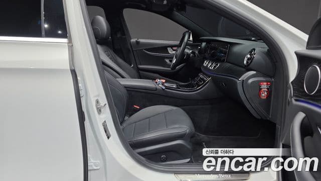 Mercedes-Benz E-Class 2022 — Photo 24/33