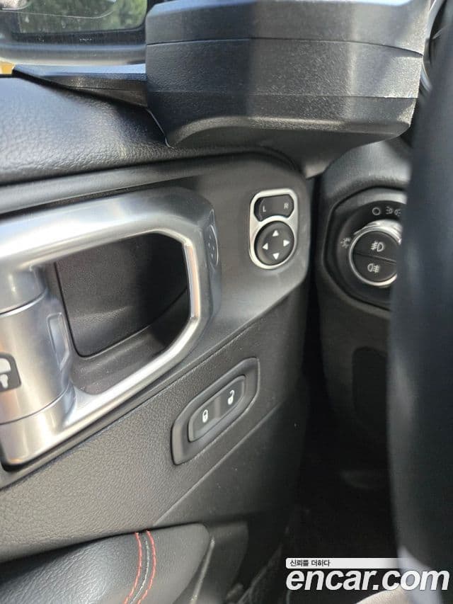 Jeep Wrangler 2020 — ფოტო 7/15