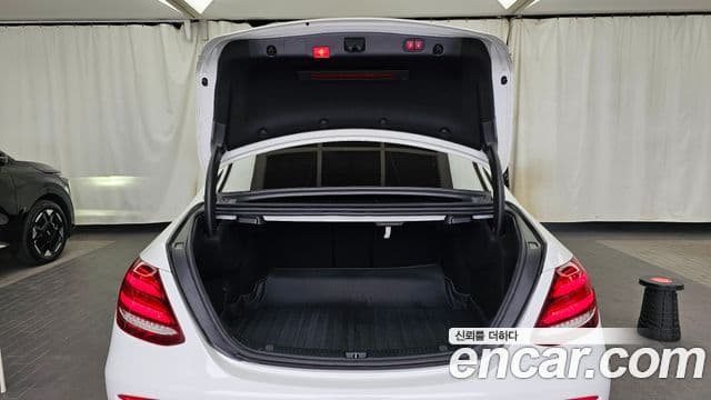 Mercedes-Benz E-Class 2019 — ფოტო 19/20