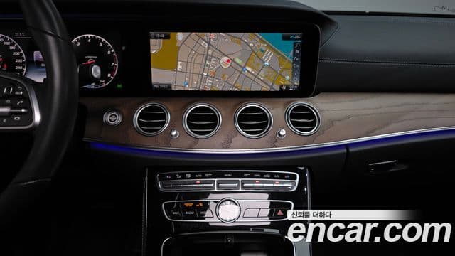 Mercedes-Benz E-Class 2020 — Фото 13/20