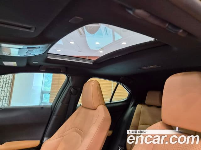 Lexus UX250h 2024 — Şəkil 7/15