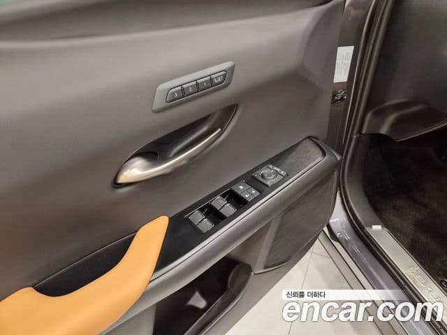 Lexus UX250h 2024 — Şəkil 9/15
