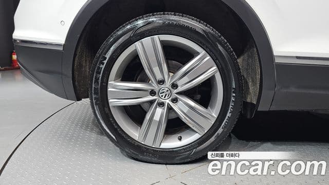 Volkswagen Tiguan 2018 — ფოტო 5/20