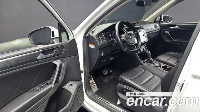 Volkswagen Tiguan 2018 — ფოტო 10/20