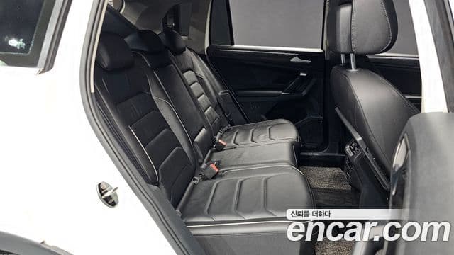 Volkswagen Tiguan 2018 — ფოტო 11/20