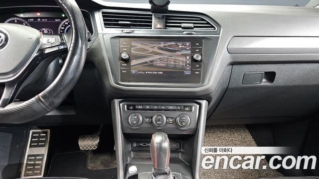 Volkswagen Tiguan 2018 — ფოტო 13/20