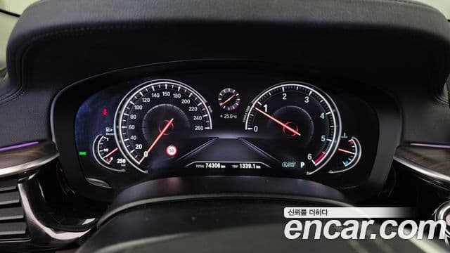 BMW 5 Series 2018 — Şəkil 8/20
