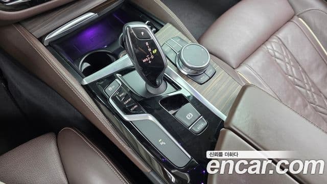 BMW 5 Series 2018 — Şəkil 9/20