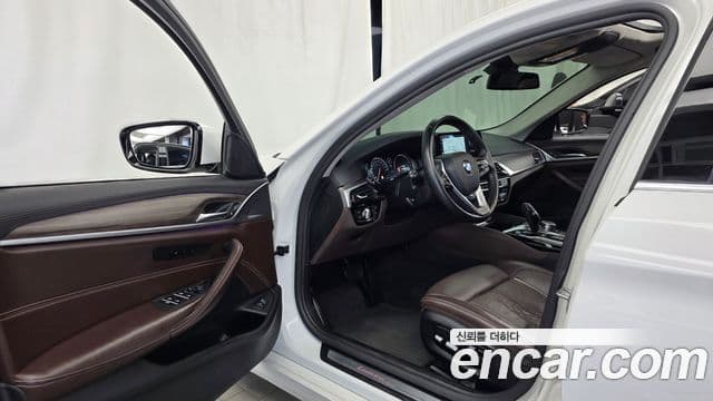 BMW 5 Series 2018 — Şəkil 10/20