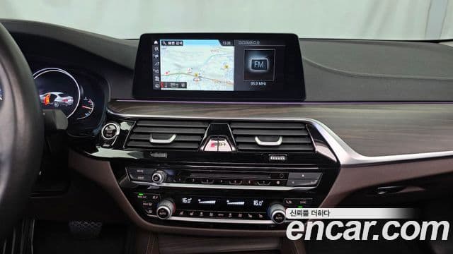 BMW 5 Series 2018 — Şəkil 14/20