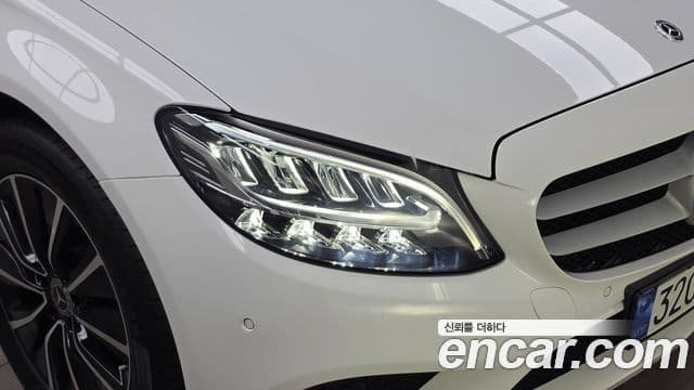 Mercedes-Benz C-Class 2019 — Photo 12/31