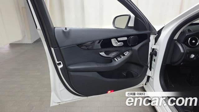 Mercedes-Benz C-Class 2019 — Photo 17/31