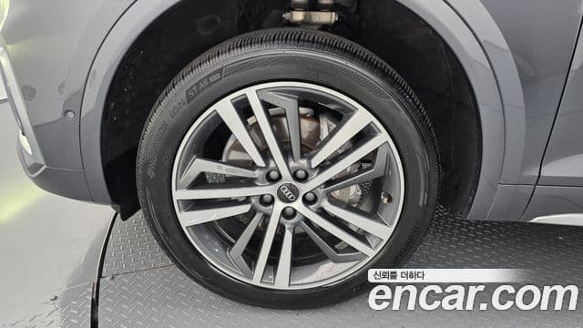 Audi Q5 2021 — ფოტო 27/35