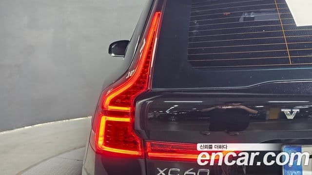 Volvo XC60 2021 — Şəkil 29/30