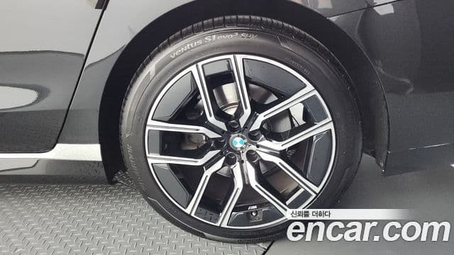 BMW 7 Series 2023 — Photo 29/35