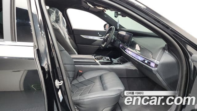 BMW 7 Series 2023 — Photo 17/35