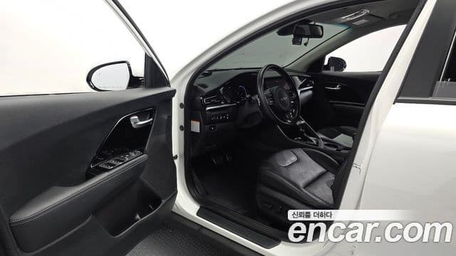 Kia Niro 2021 — ფოტო 10/20