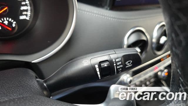 Kia Stinger 2022 — ფოტო 17/20