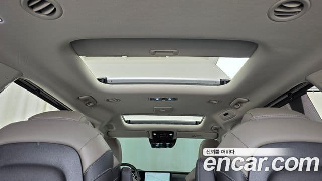 Kia Carnival 2023 — ფოტო 15/20