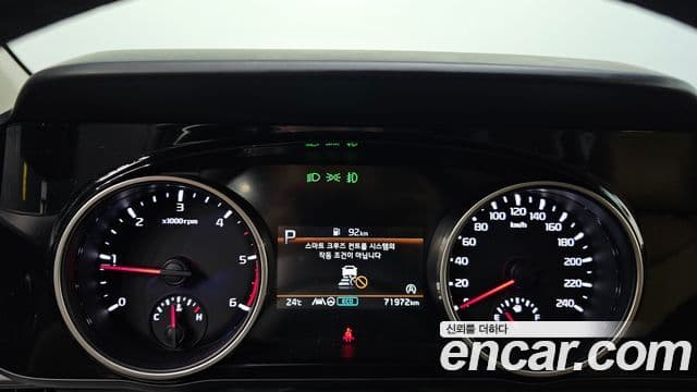 Kia Carnival 2021 — ფოტო 8/20
