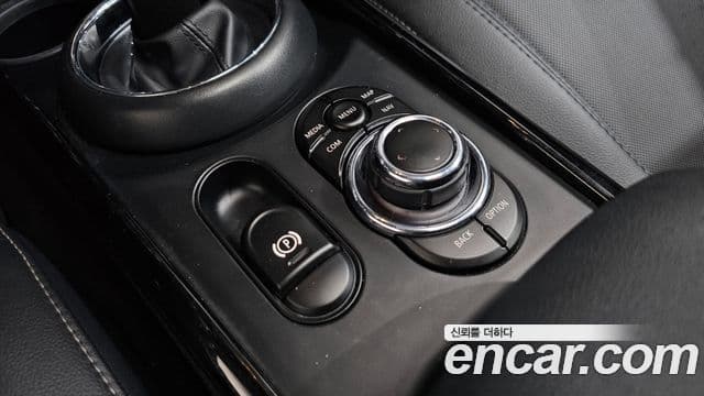 Mini Cooper Clubman 2022 — ფოტო 19/20