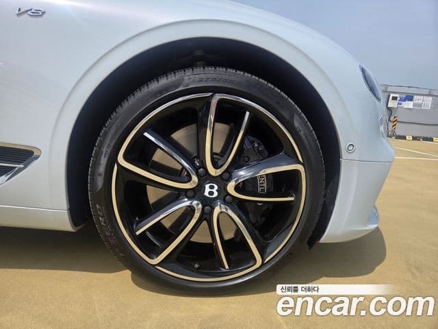 Bentley Continental GT 2022 — ფოტო 4/8