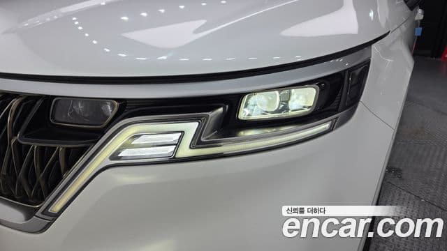 Kia Carnival 2022 — ფოტო 8/31