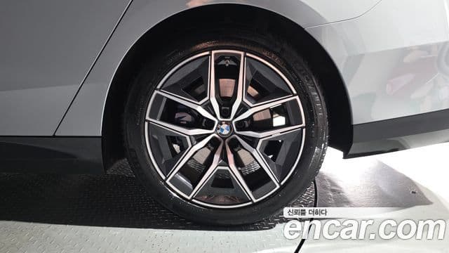 BMW 5 Series 2024 — Photo 16/41