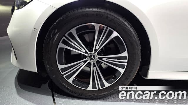Mercedes-Benz E-Class 2025 — ფოტო 4/20