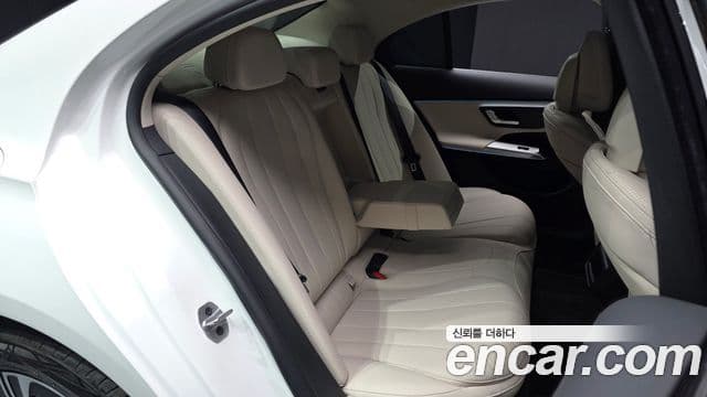 Mercedes-Benz E-Class 2025 — ფოტო 10/20