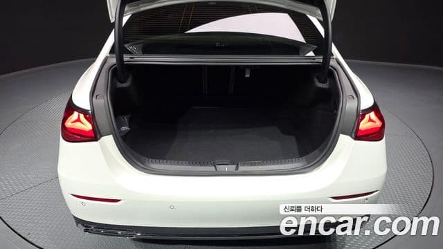 Mercedes-Benz E-Class 2025 — ფოტო 19/20