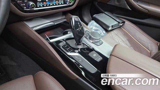 BMW 5 Series 2018 — Şəkil 9/20