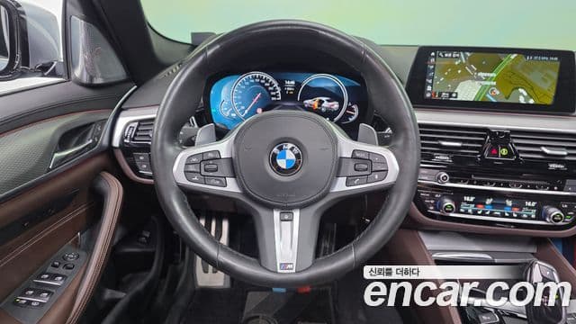 BMW 5 Series 2018 — ფოტო 14/20