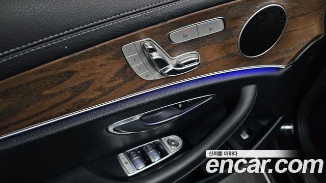 Mercedes-Benz E-Class 2021 — ფოტო 17/20