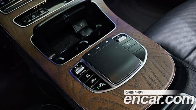Mercedes-Benz E-Class 2021 — ფოტო 18/20