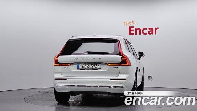 Volvo XC60 2025 — ფოტო 4/20