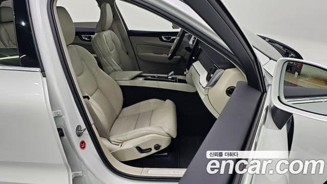 Volvo XC60 2025 — ფოტო 10/20