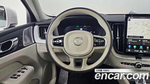 Volvo XC60 2025 — ფოტო 13/20