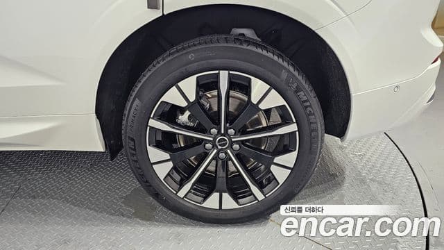 Volvo XC60 2025 — ფოტო 14/37