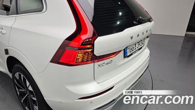 Volvo XC60 2025 — ფოტო 22/37