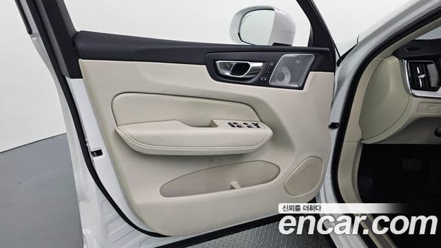 Volvo XC60 2025 — ფოტო 37/37