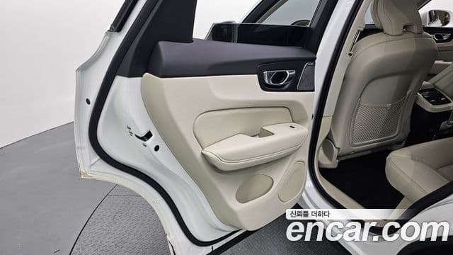 Volvo XC60 2025 — ფოტო 10/37