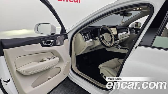 Volvo XC60 2025 — ფოტო 34/37